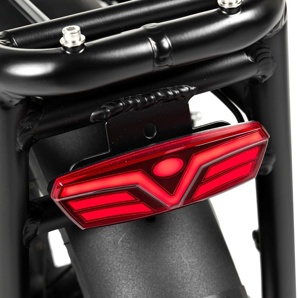 Rücklicht eines Elektrofahrrads. Rotes, geometrisches Design. Schwarzer Rahmen.