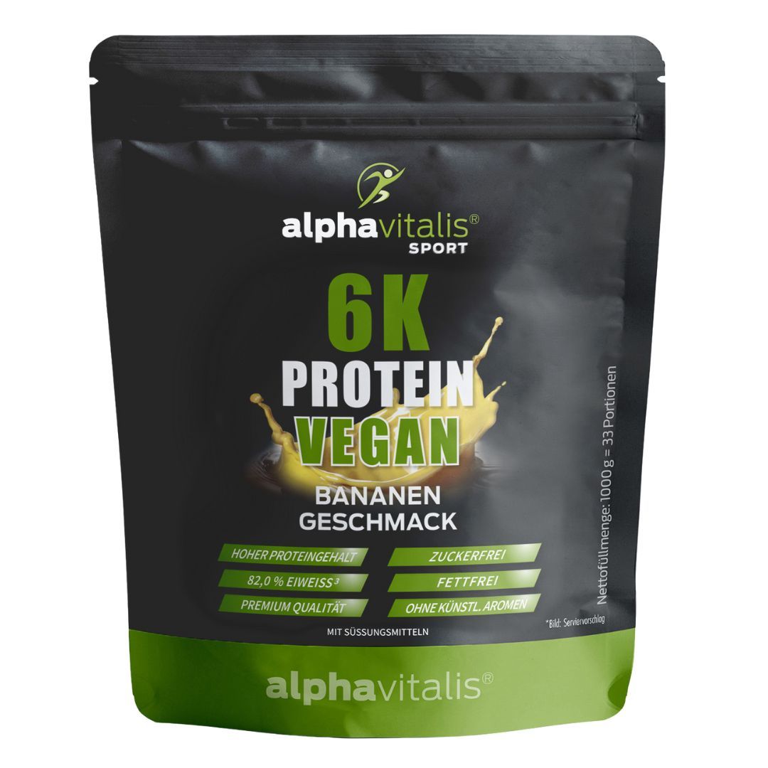 Schwarze Verpackung mit grünem Streifen. Aufschrift: 6K Protein Vegan, Bananengeschmack. Marke: Alphavitalis Sport. Enthält 1000g.