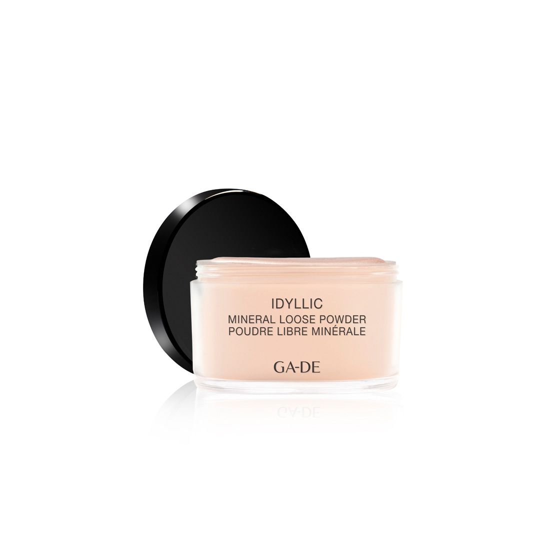 Ga-De Idyllic Mineral Loose Powder. Transparente Dose mit schwarzem Deckel. Produktname und Marke auf der Dose.
