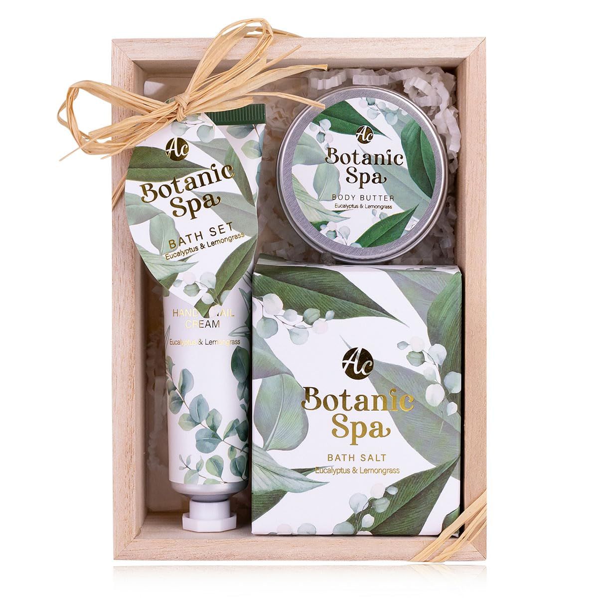 Holzkiste mit drei Produkten: Handcreme, Körperbutter und Badesalz. Alle Produkte tragen das Logo Botanic Spa.