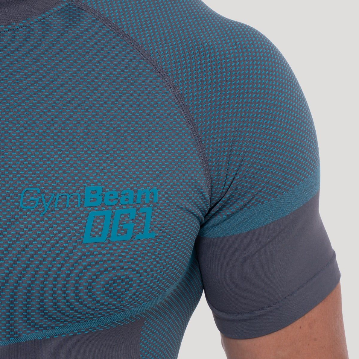 Detailansicht des Herren Slim Fit T-Shirts mit GymBeam OG1 Logo.