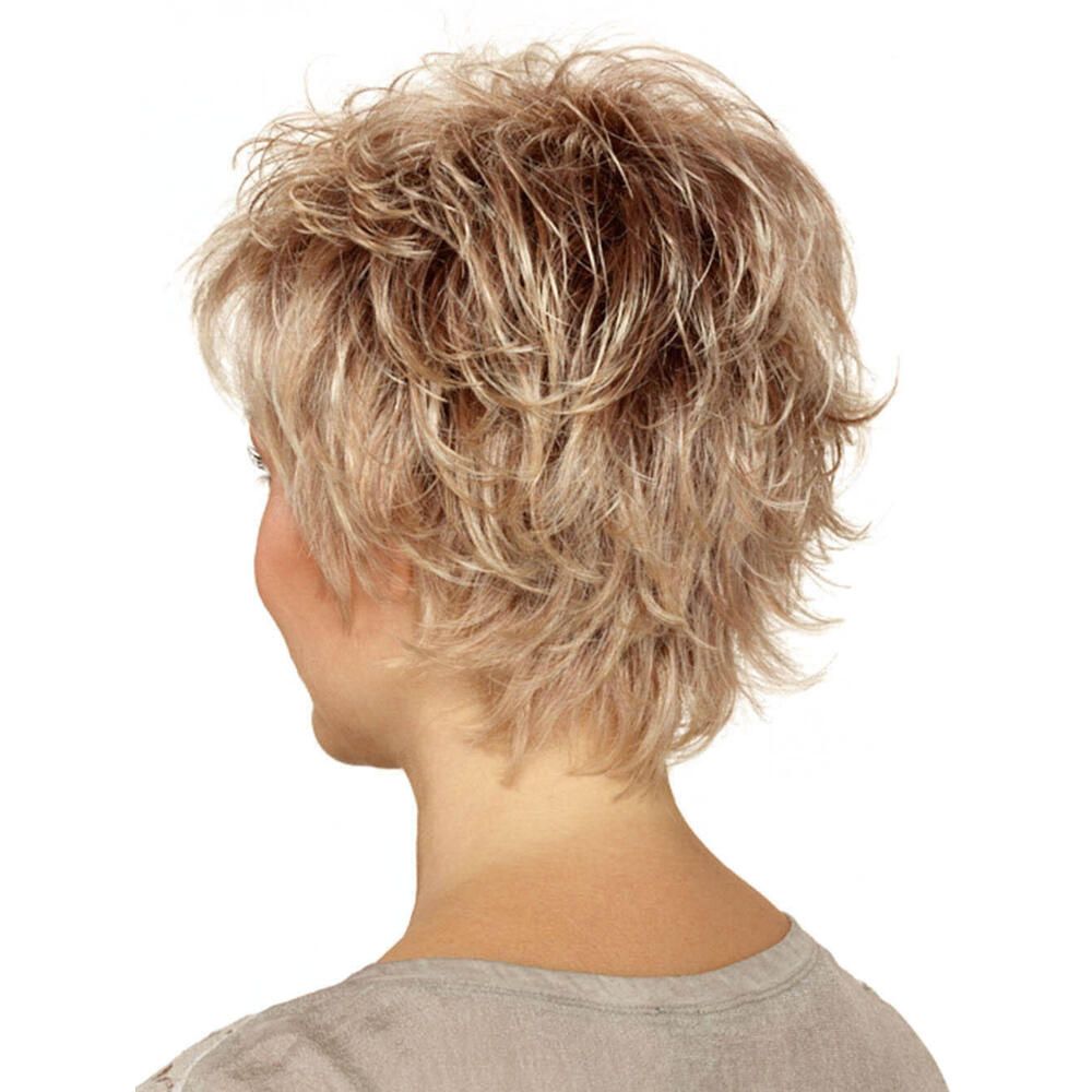 Kurzhaarperücke in Blondtönen. Rückansicht. Die Frau trägt ein graues Oberteil.