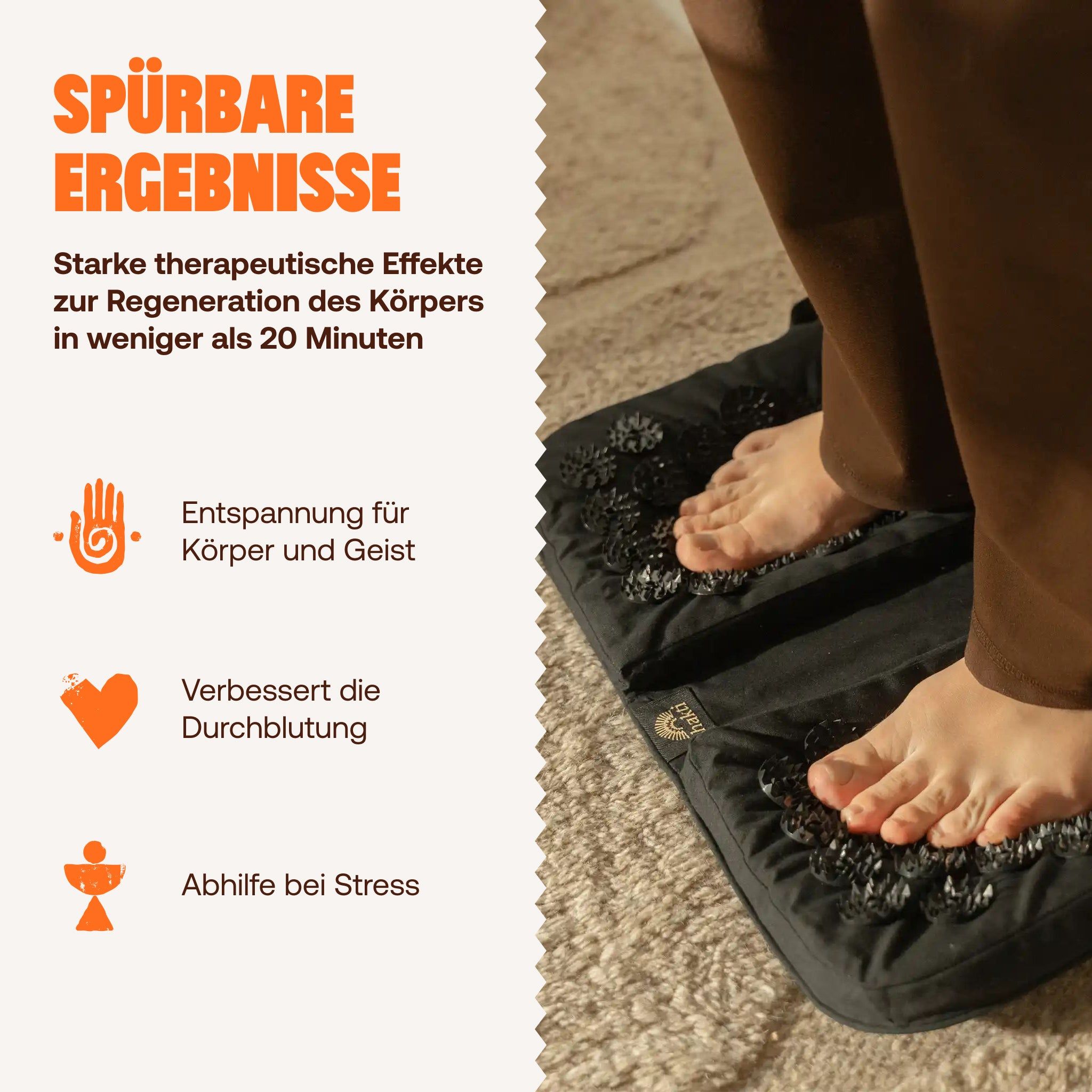 Füße auf einer schwarzen Akupressurmatte stehend, die auf einem Teppich liegt.