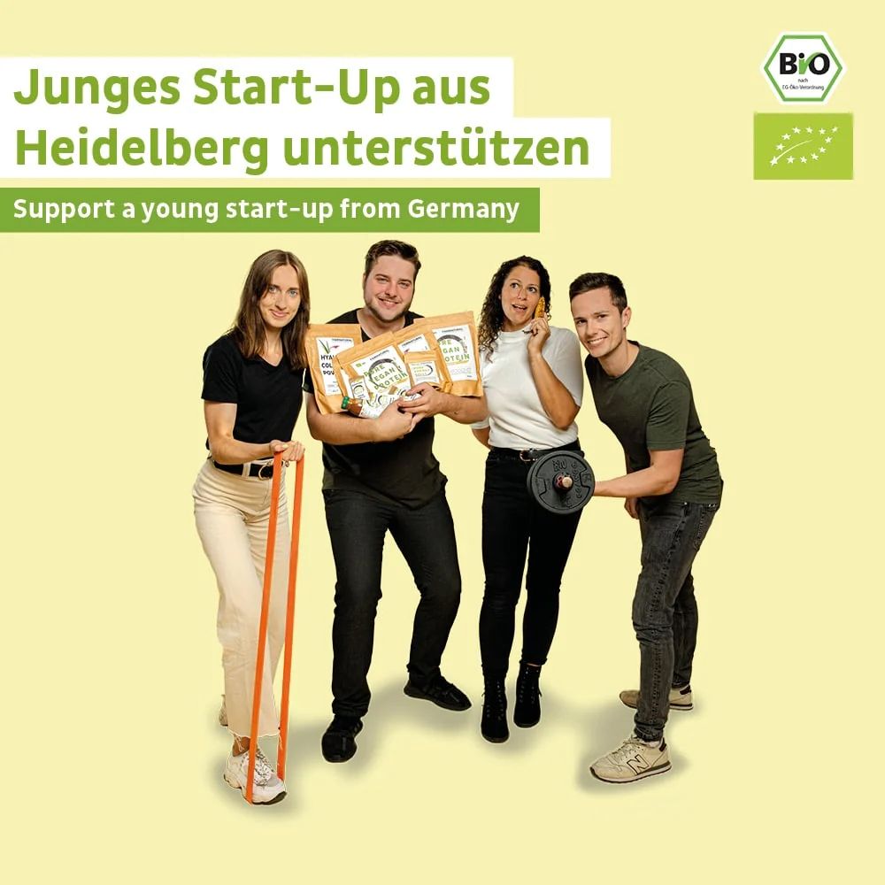 Vier Personen präsentieren FAIRNATURAL Bio Vegan Protein Pulver.