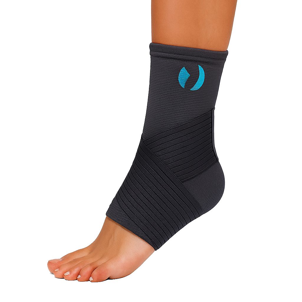 Graue Knöchelbandage mit blauem Logo. Elastische Bänder kreuzen sich am Fuß. Das Produkt bedeckt den Knöchel und einen Teil des Fußes.