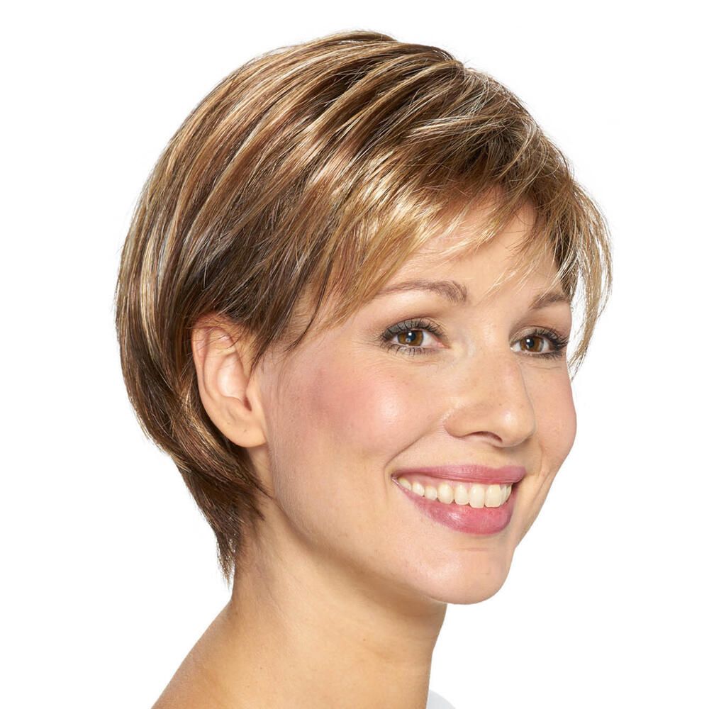 Kurzhaarperücke mit braunen und blonden Strähnen. Die Perücke bedeckt den Kopf einer lächelnden Frau.