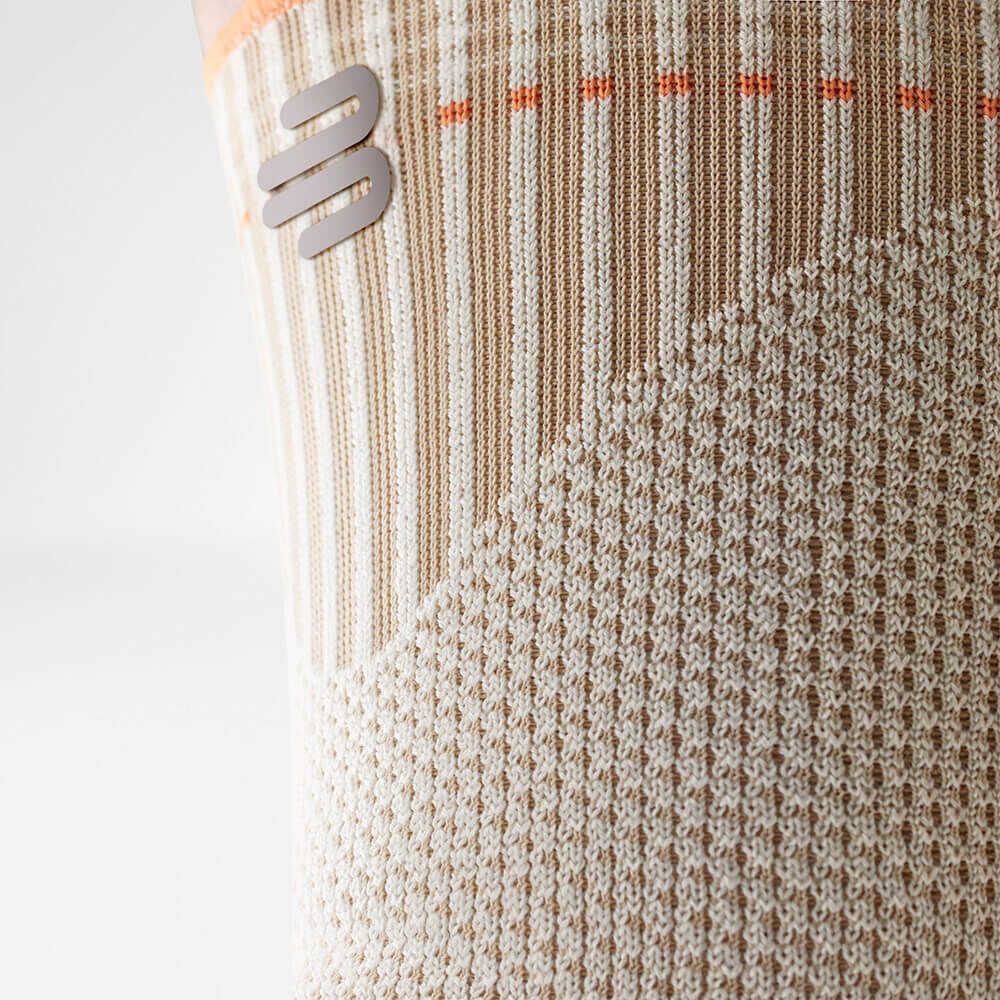 Bauerfeind Logo auf gestrickter Kniebandage mit seitlicher Stabilisierung.