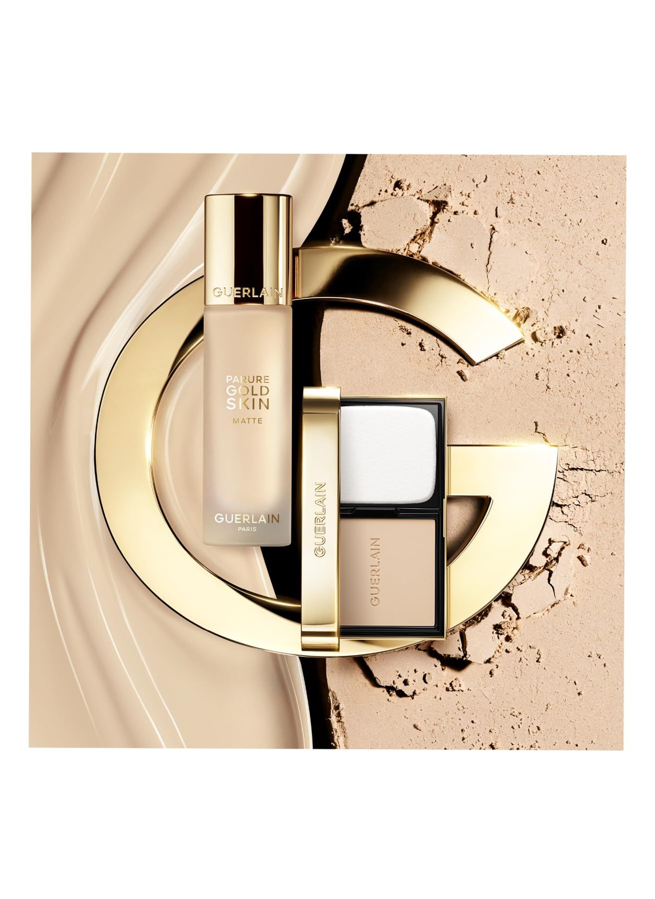 Kompakt-Make-up mit goldfarbenem Gehäuse und Schriftzug GUERLAIN. Beige Puder, weißer Schwamm. Auf Hintergrund mit Farbverlauf.