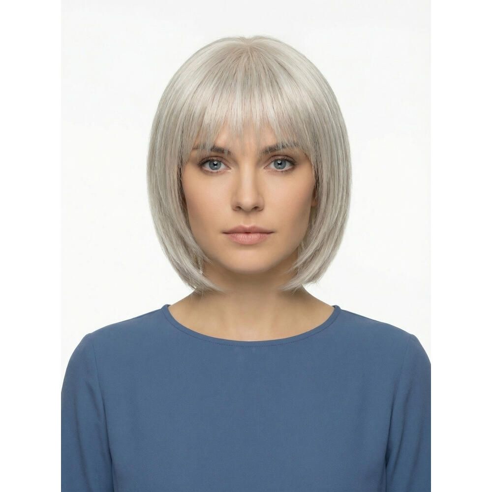 Perücke Mola von trendhair. Kurzer, grauer Bob mit Pony. Frau mit blauem Oberteil. Frontansicht.