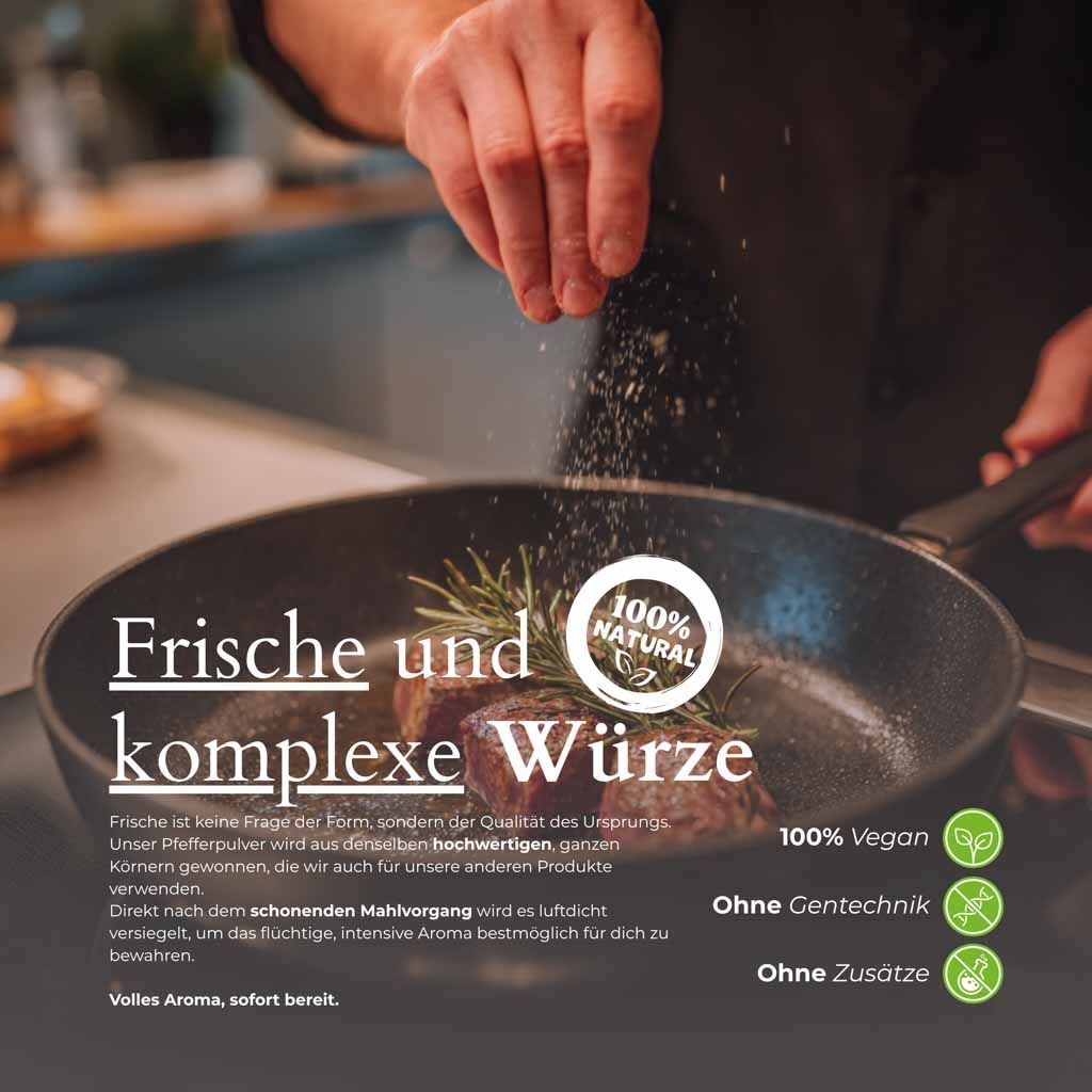 Person würzt Essen in einer Pfanne. Logo: 100% Natural. Text: Frische und komplexe Würze. Ohne Gentechnik, Zusätze, vegan.