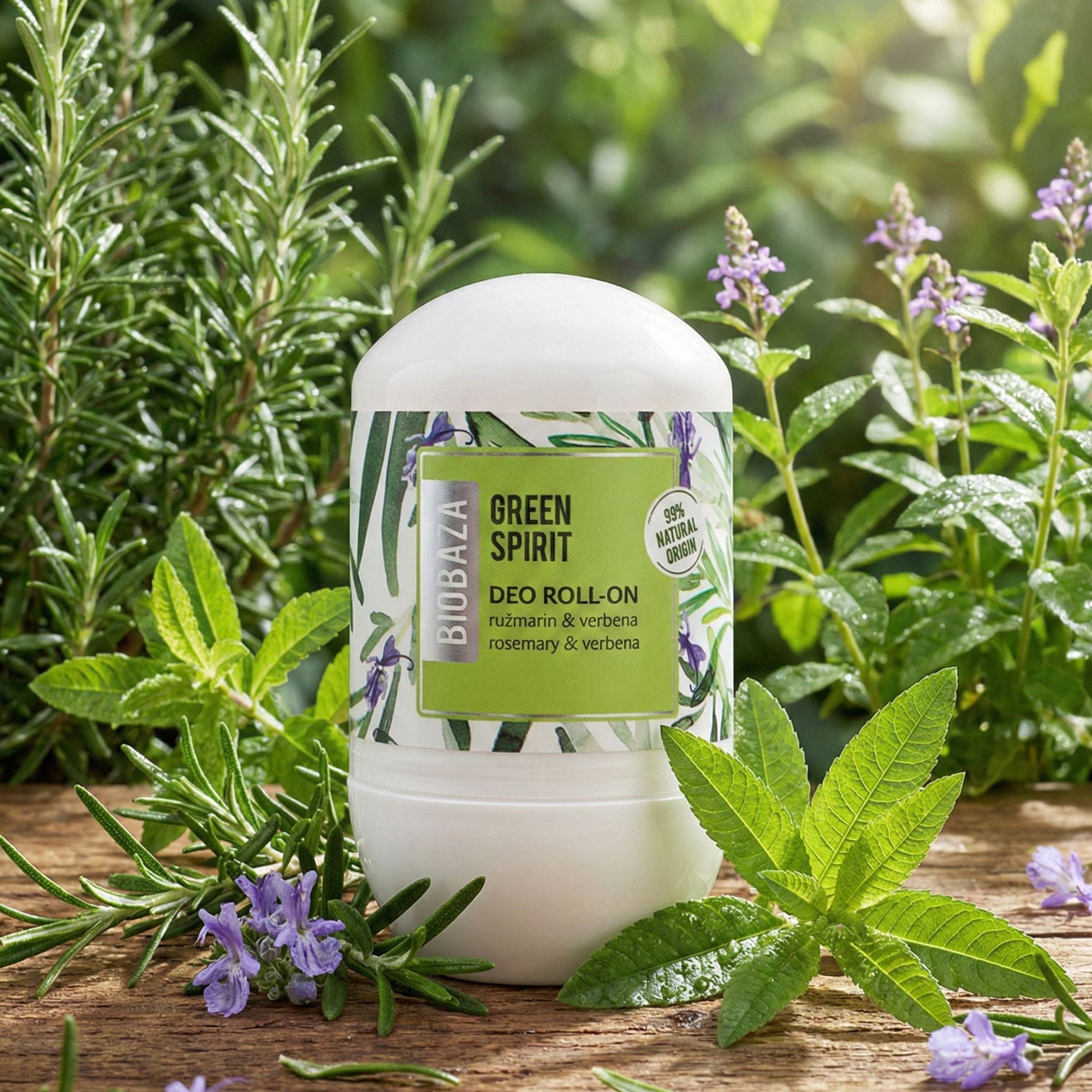 Weißer Deo Roll-On. Aufschrift: Green Spirit Deo Roll-On, 99% natürlichen Ursprungs. Umgeben von Pflanzen und Blumen.