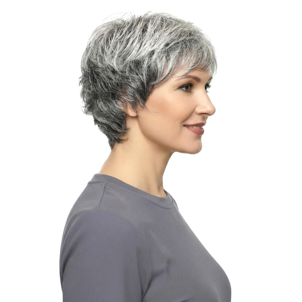 Seitenansicht einer Frau mit einer Kurzhaarperücke mit grauen und weißen Strähnen. Sie trägt ein graues Oberteil.
