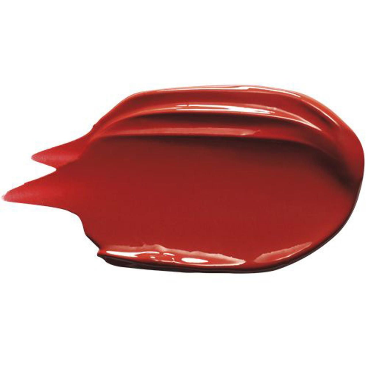 Roter Lippenstift-Abstrich auf weißem Hintergrund.