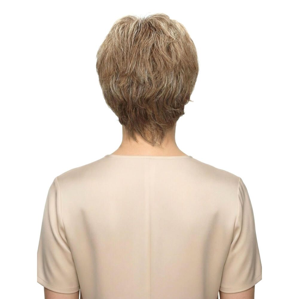 Kurzhaarperücke in Blondtönen. Rückansicht. Helles Oberteil, weißer Hintergrund.