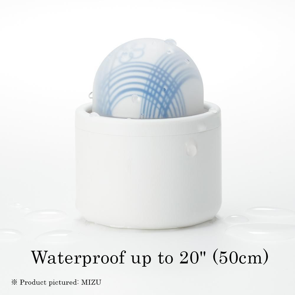 Weißes, zylindrisches Gehäuse mit einer halbkugelförmigen Kugel mit blauem Muster. Text: Waterproof up to 20" (50cm).