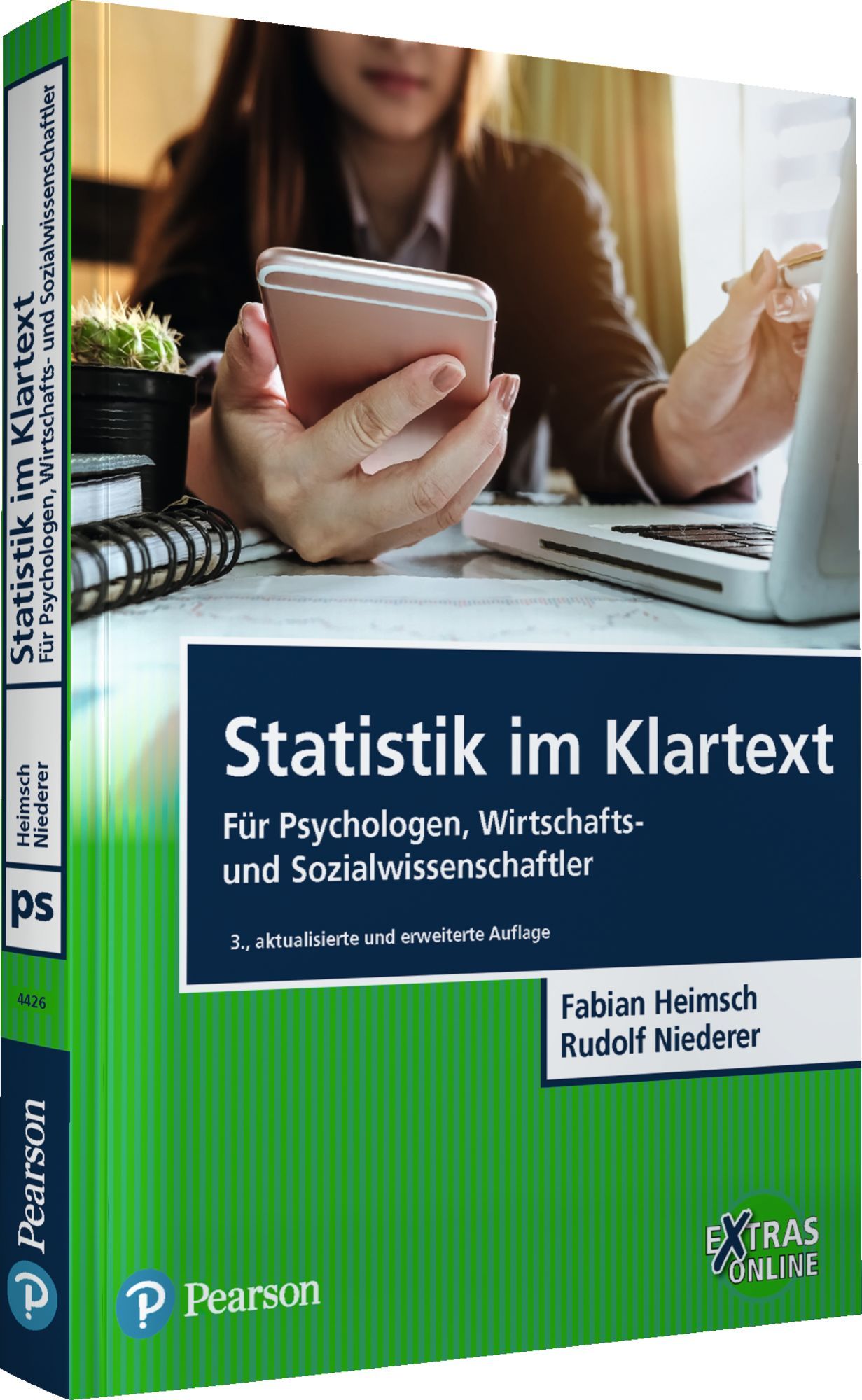 Buch "Statistik im Klartext" mit grünem Einband. Titel und Autorennamen sind sichtbar. Im Hintergrund eine Person mit Smartphone und Laptop.
