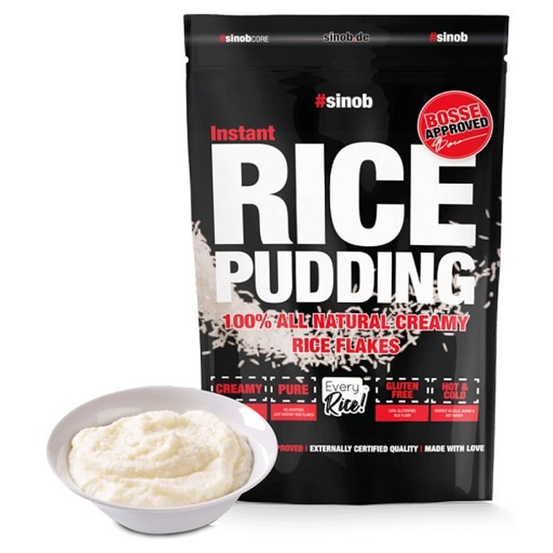 Schwarze Verpackung von Sinob Rice Pudding. Enthält Text: Instant Rice Pudding, 100% All Natural Creamy Rice Flakes. Schüssel mit Reisbrei.