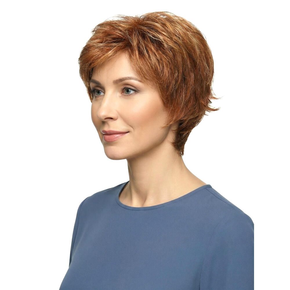 Frau mit rotbrauner Perücke, Blick zur Seite. Kurzes, gewelltes Haar. Sie trägt ein blaues Oberteil.