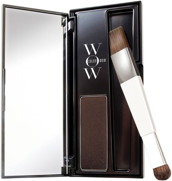 Schwarze Kompaktverpackung mit Spiegel, Puder und Pinsel. Enthält das Produkt Color Wow.