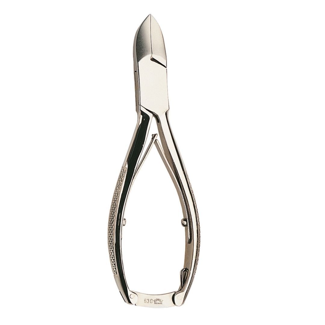 Metall-Fußnagelzange. Silberfarben, mit gebogener Form. Griffe mit geriffelter Oberfläche. Schneidfläche mit gerader Kante.