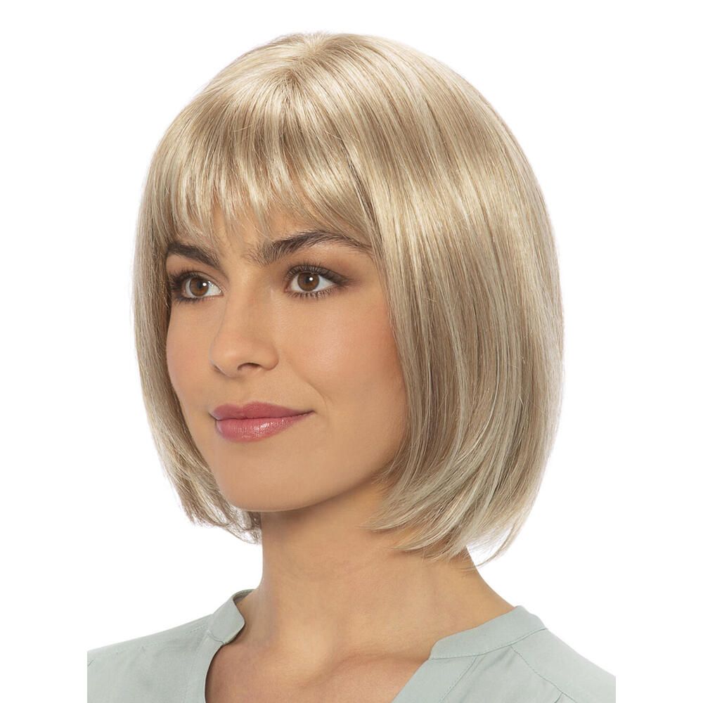 Blonde Perücke mit Pony. Kurzer Bob-Schnitt. Frau mit Perücke, Blick zur Seite.