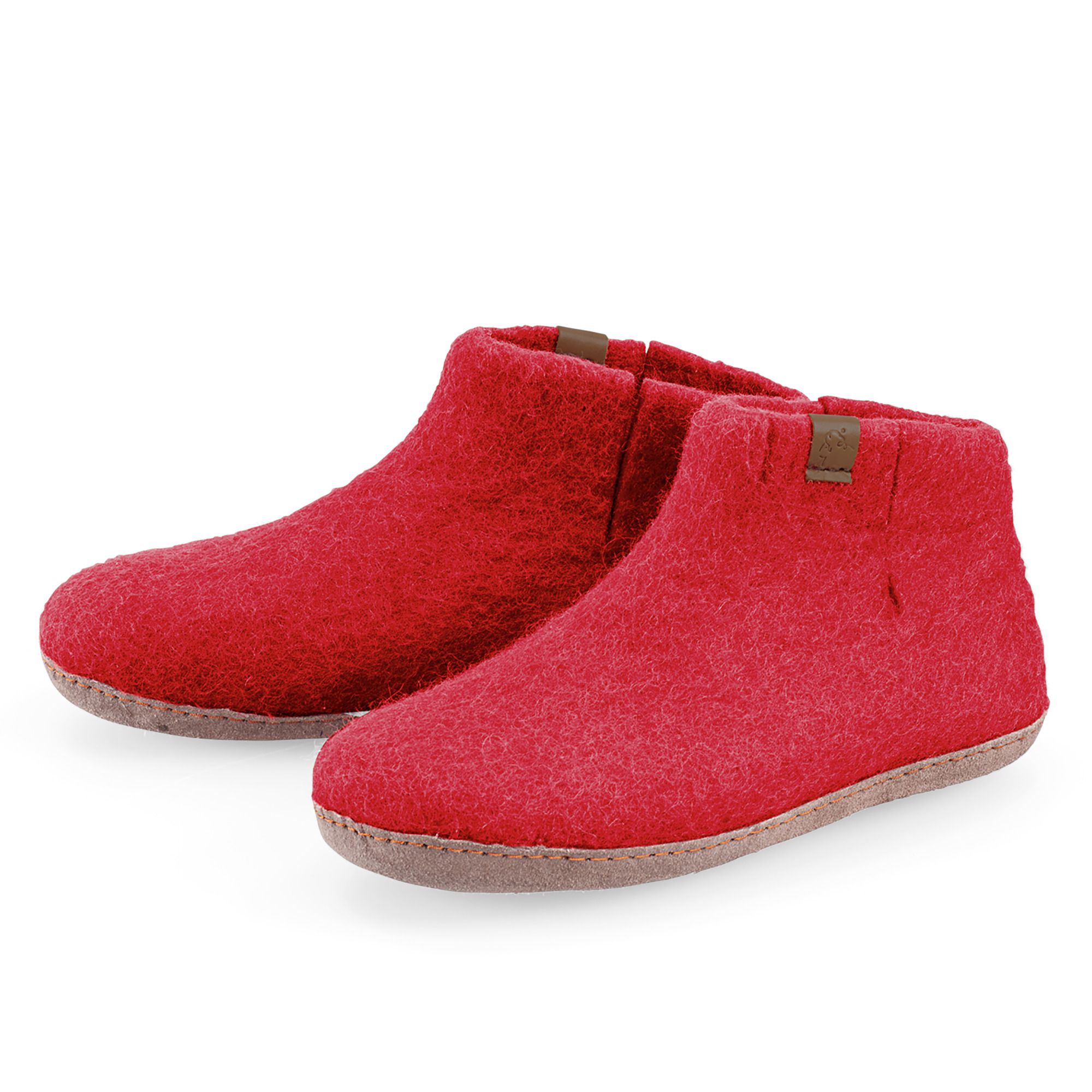 Rote Filz-Hausschuhe, breite Passform. Zwei Schuhe nebeneinander, seitliche Ansicht. Braune Sohle und Details.