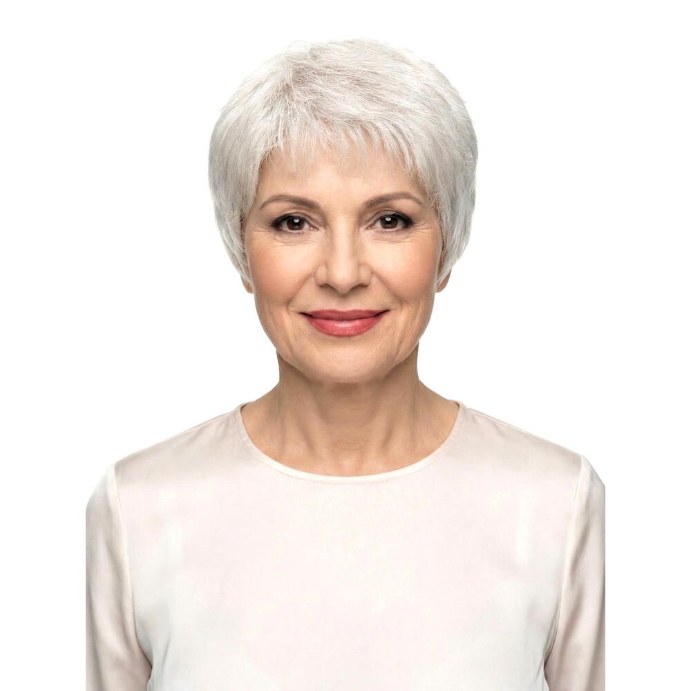 Frau mit Kurzhaarperücke, graues Haar. Frontansicht. Helle Bluse. Weißer Hintergrund.