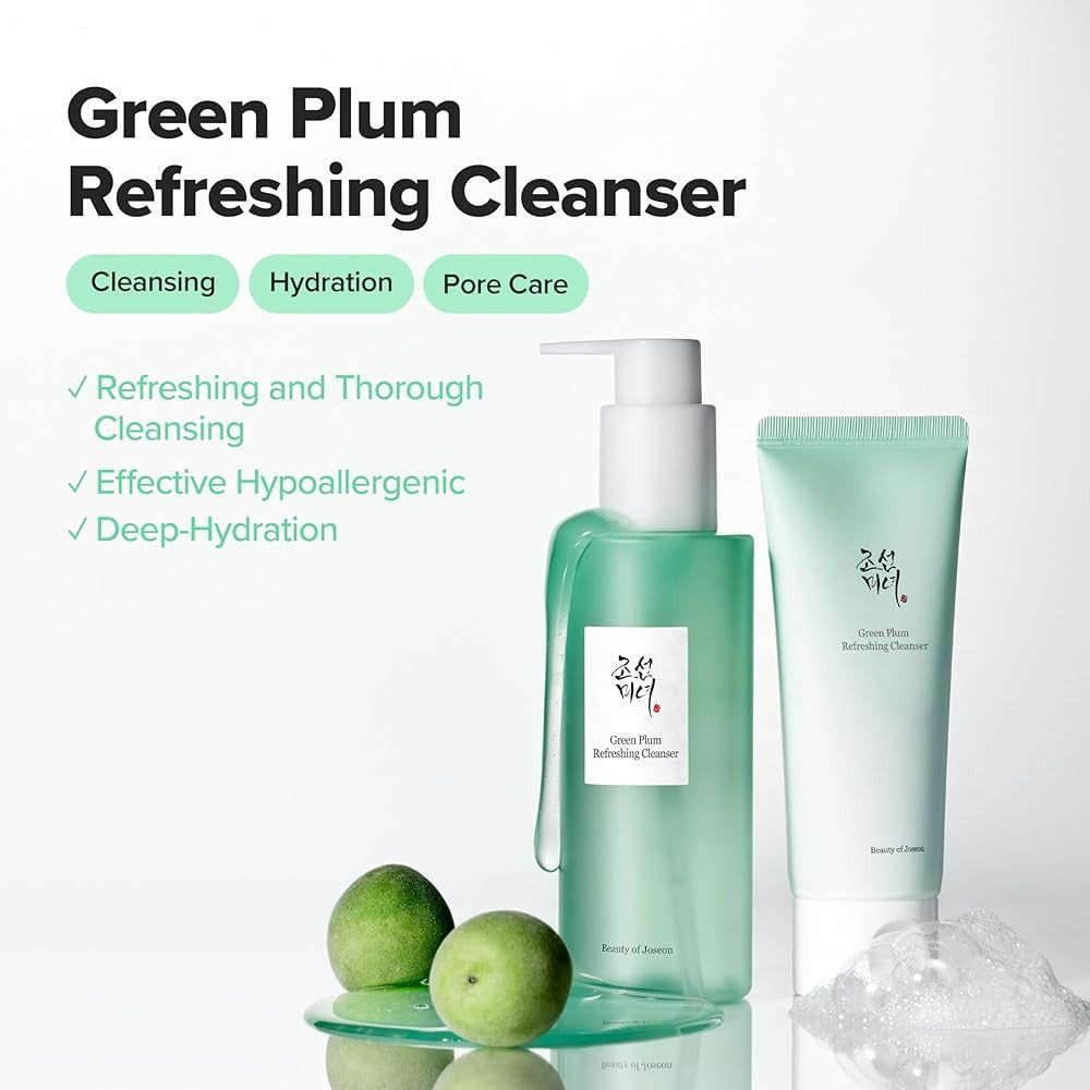 Grüner Pflaumen-Erfrischungsreiniger in Pumpspender und Tube, mit zwei grünen Pflaumen.