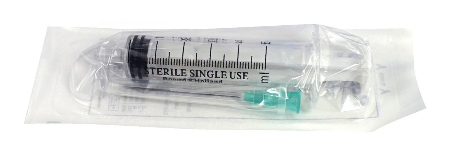 Einzelne, sterile Einmalspritze in Folienverpackung. Skala. Grüne Nadelschutzkappe.