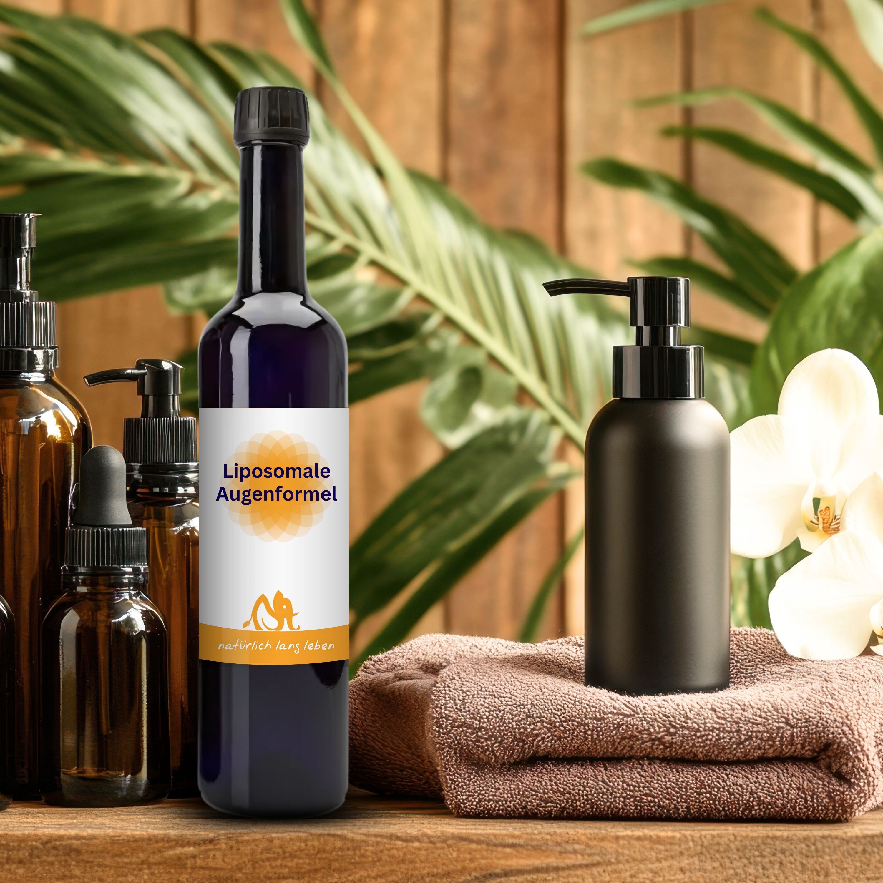 Dunkle Glasflasche mit schwarzem Verschluss. Etikett "Liposomale Augenformel". Weitere Flaschen und Behälter im Hintergrund.