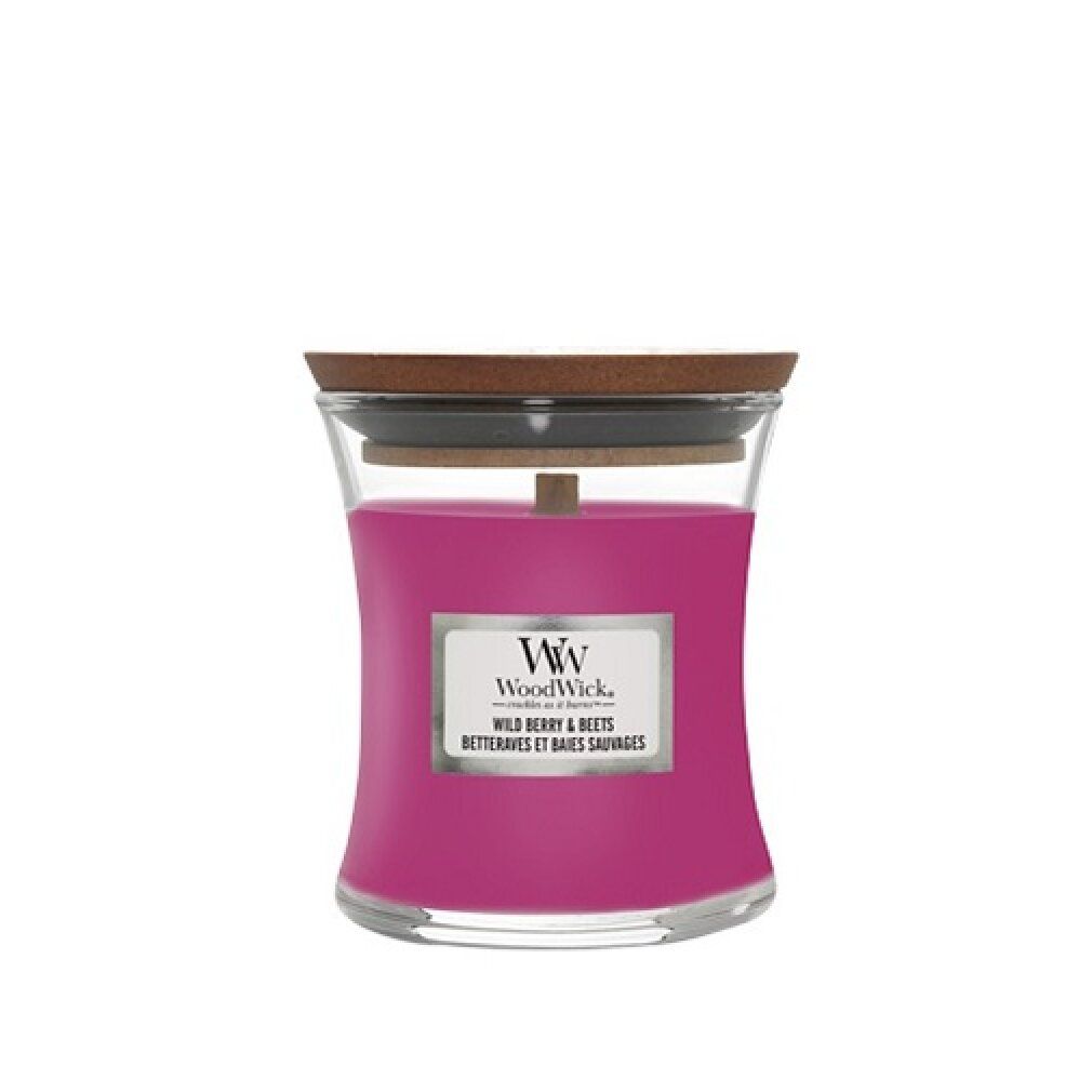 Kerze in Sanduhrform mit Holzdeckel. Etikett mit 'Wild Berry & Beets'.