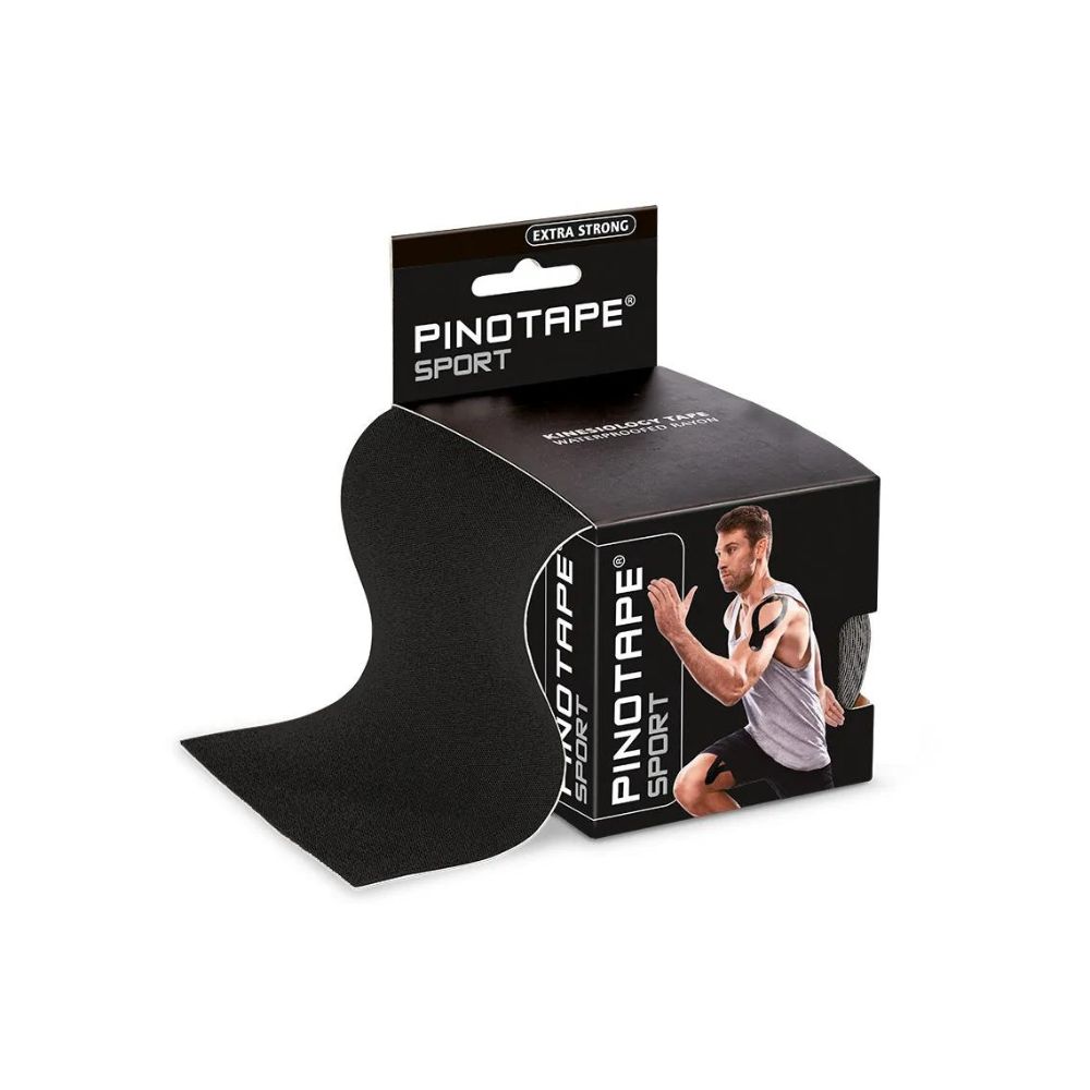 Schwarzes Kinesiologie-Tape in einer schwarzen Verpackung. Auf der Verpackung steht "PINOTAPE SPORT". Ein Mann ist abgebildet.