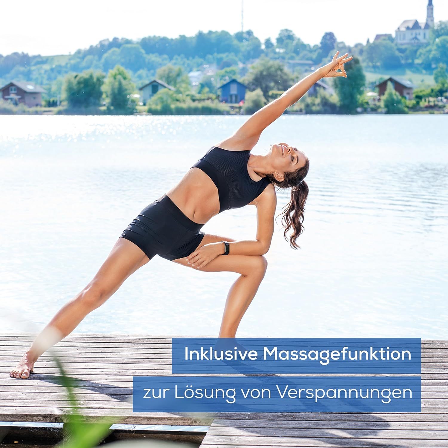 Person auf Holzsteg am See. Text: Inklusive Massagefunktion zur Lösung von Verspannungen.