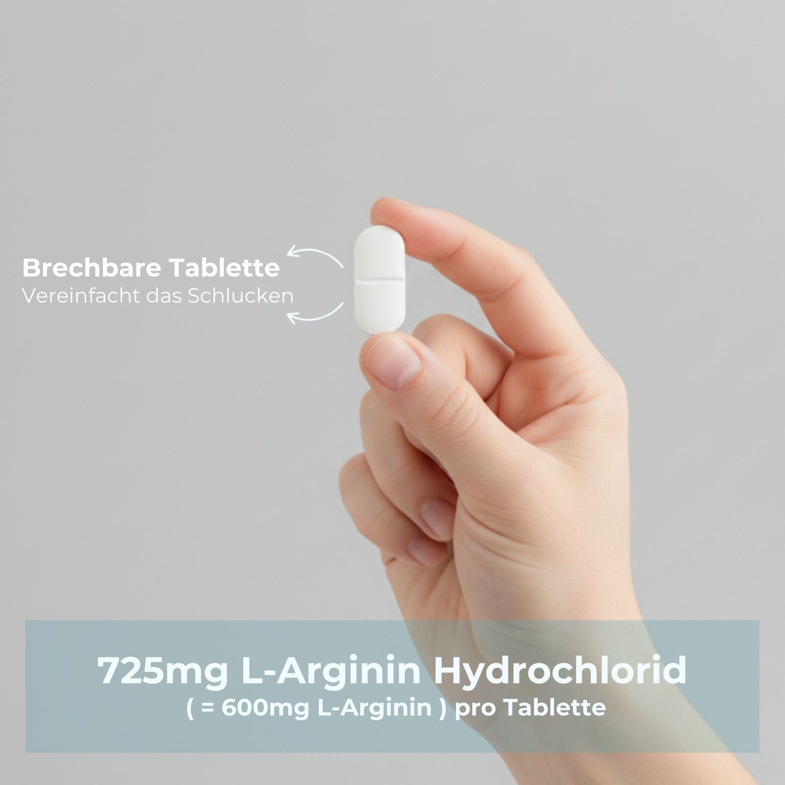 Hand hält eine teilbare Tablette. Text: 725mg L-Arginin Hydrochlorid (= 600mg L-Arginin) pro Tablette. Beschriftung: Brechbare Tablette.