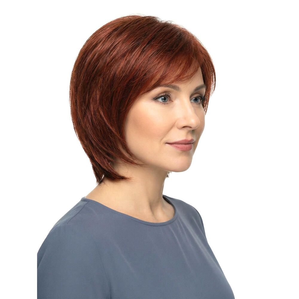 Rote Perücke mit kurzem, gestuftem Schnitt. Frau mit blauer Bluse. Blick nach rechts.
