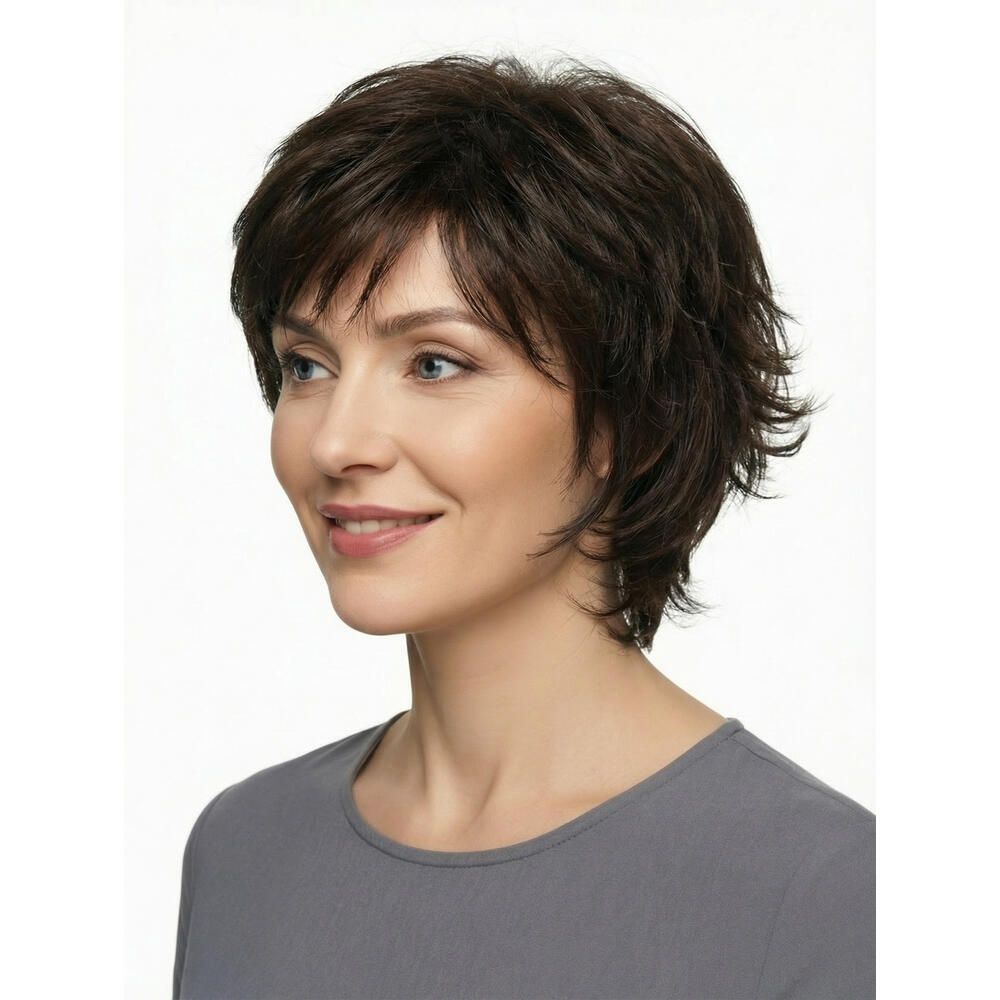 Kurzhaarperücke in Braun. Frau mit Perücke, seitliche Ansicht. Kurzer, gestufter Schnitt.