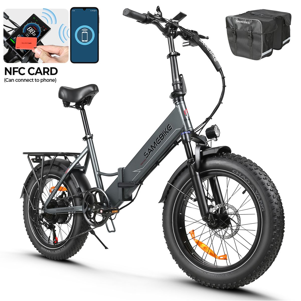 Graues Elektrofahrrad mit Zubehör. NFC-Karte, Smartphone-Abbildung und zwei Gepäcktaschen sind sichtbar. Marke: SAMEBIKE.