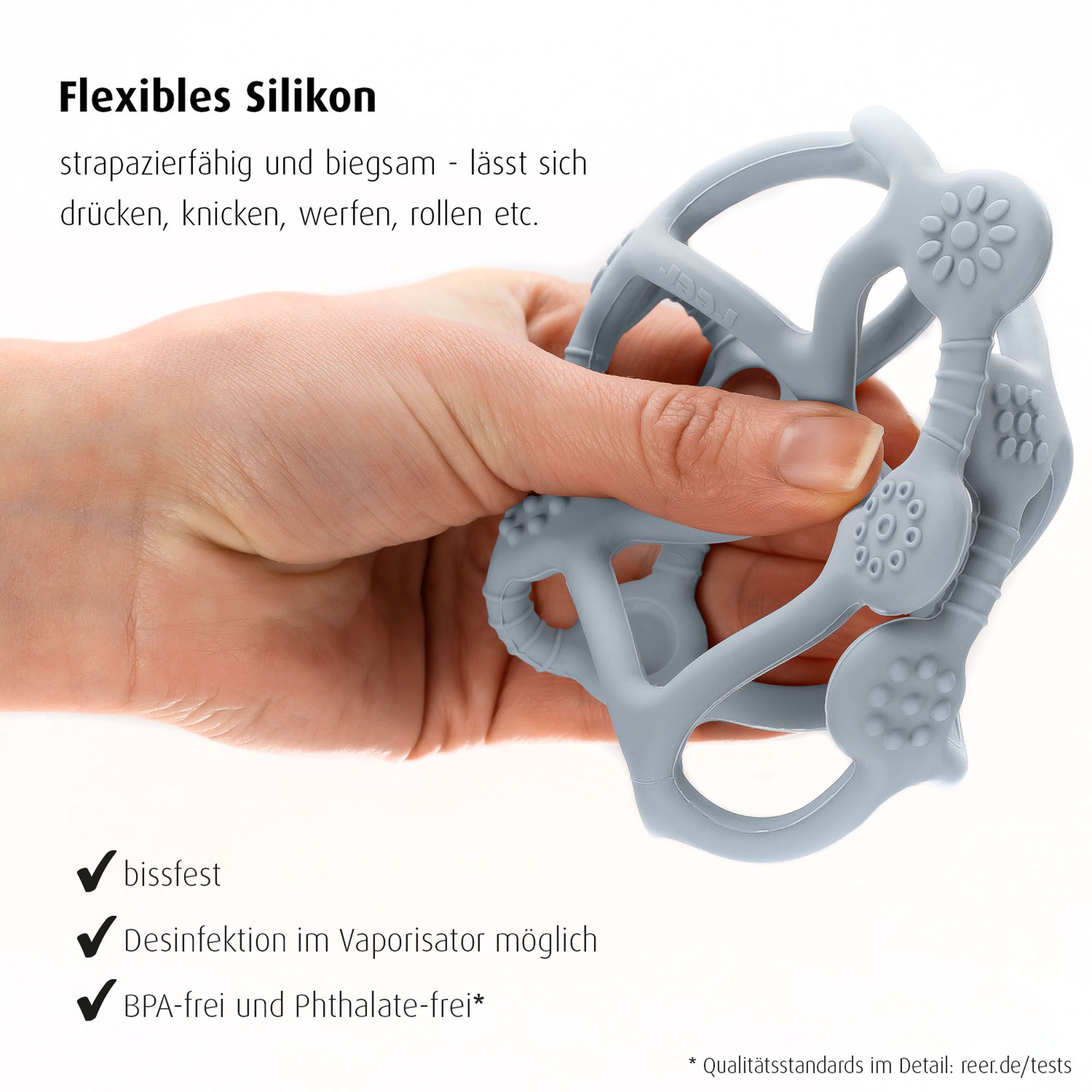 Hand hält einen flexiblen, hellblauen Beiß- und Greifball aus Silikon. BPA- und phthalatfrei.
