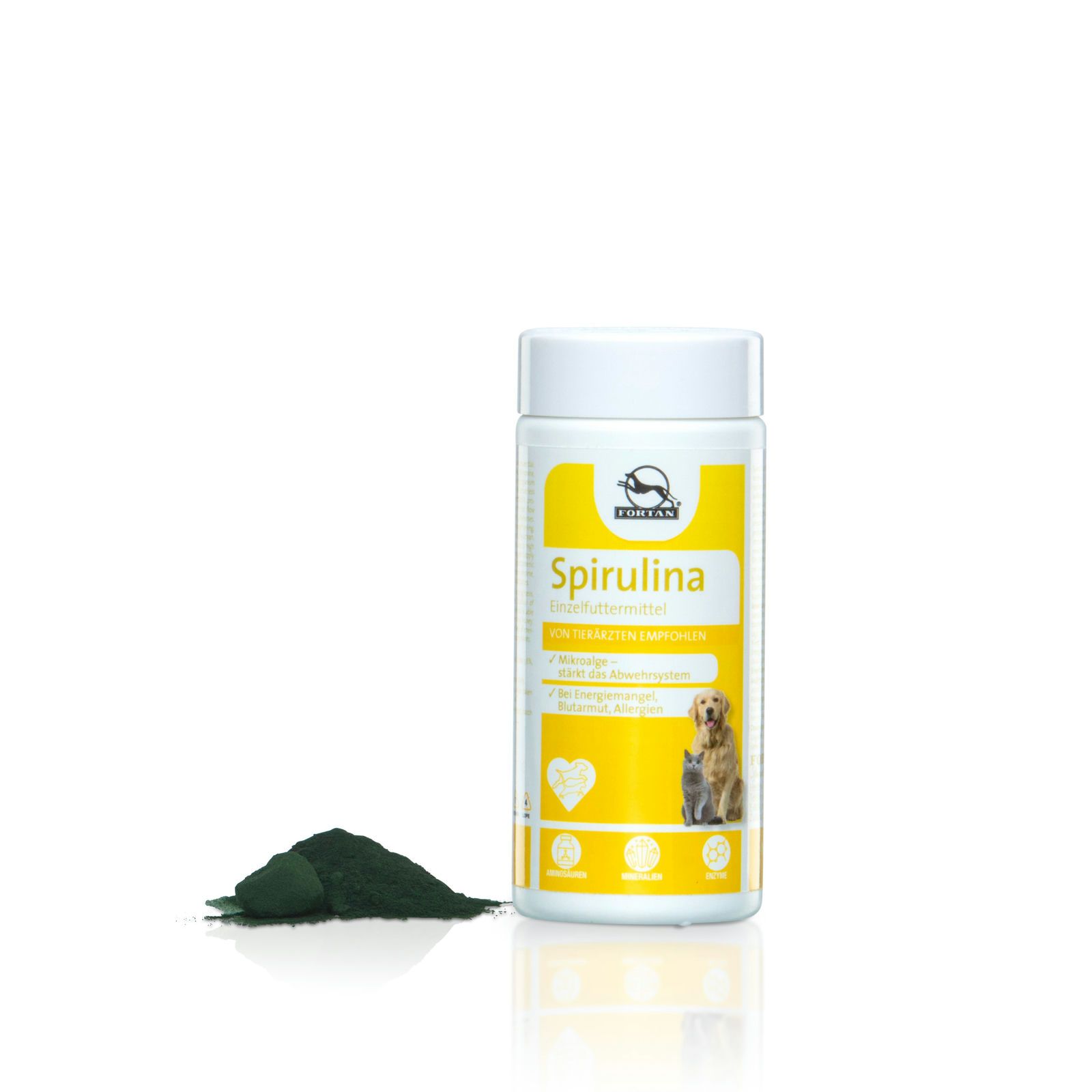Fortan Spirulina-Behälter mit gelbem Etikett. Text: Spirulina, Einzelfuttermittel. Hund und Katze. Haufen Spirulina-Pulver daneben.