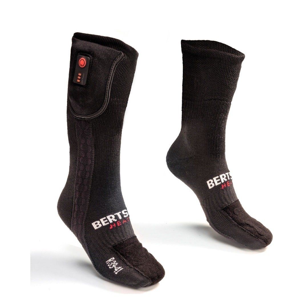 Schwarze Socken mit rotem Logo und Heizmodul. Größe 39-41. BERTSCHAT®-Schriftzug. Zwei Socken auf weißem Hintergrund.