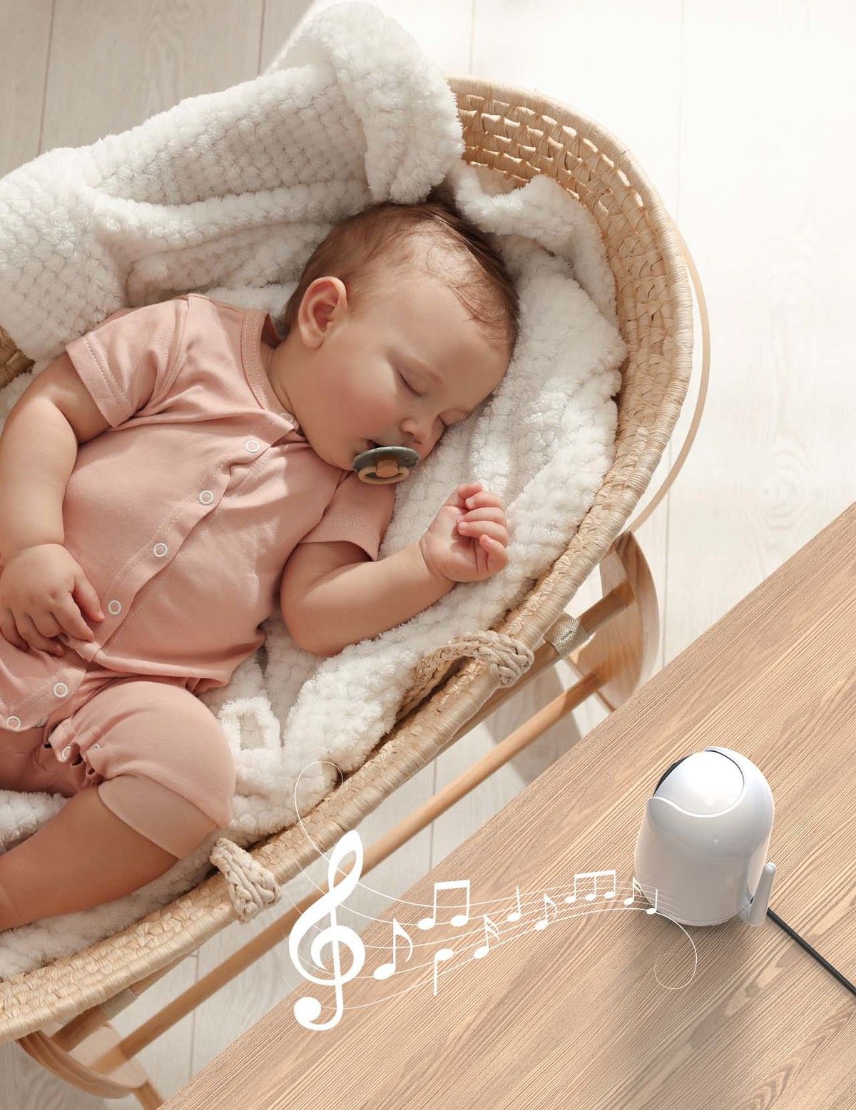 Un bambino che dorme è in una culla. Accanto, un dispositivo bianco emette note musicali. Il baby monitor è bianco e di forma rotonda. Il testo mostra la funzione musicale.