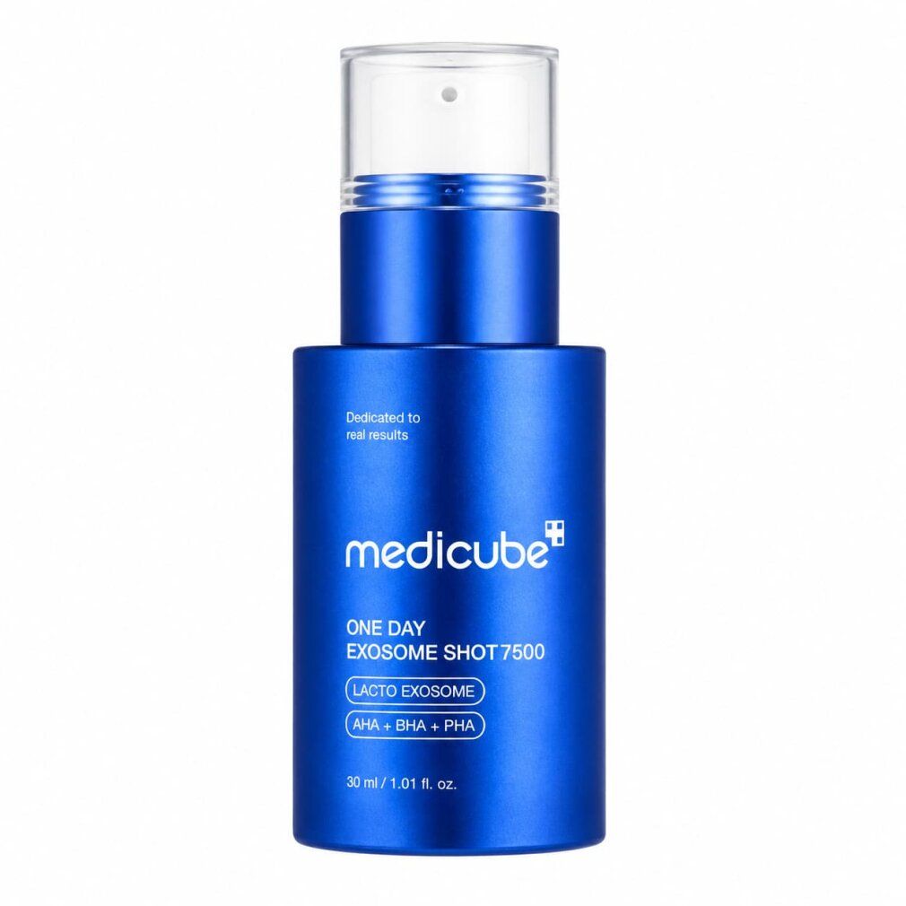 Blaue Medicube-Flasche mit silbernem Ring und weißem Pumpspender, auf weißem Hintergrund.