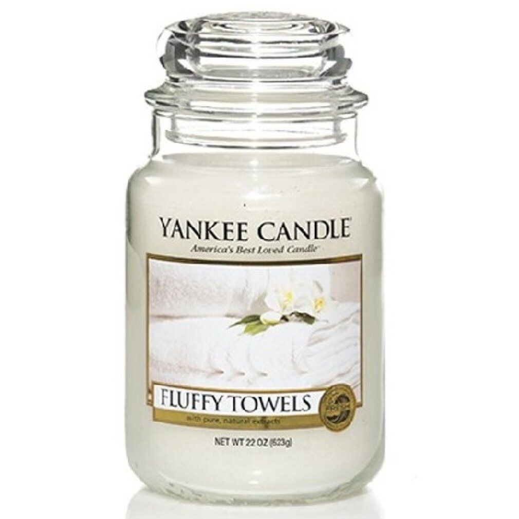 Yankee Candle Fluffy Towels Duftkerze. Glasbehälter mit Deckel. Etikett mit Handtüchern und Blumen. Netto 22 oz (623g).