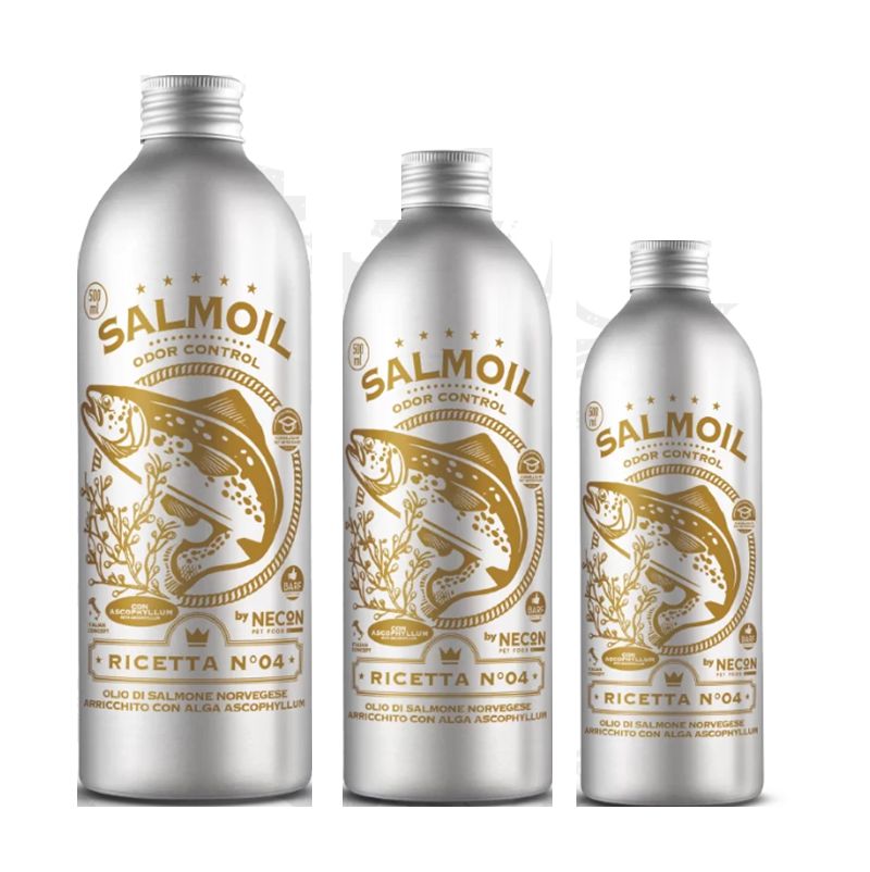 Drei silberne Flaschen mit Etiketten. Auf den Etiketten steht "SALMOIL ODOR CONTROL" und "RICETTA N°04". Goldene Fischillustration.