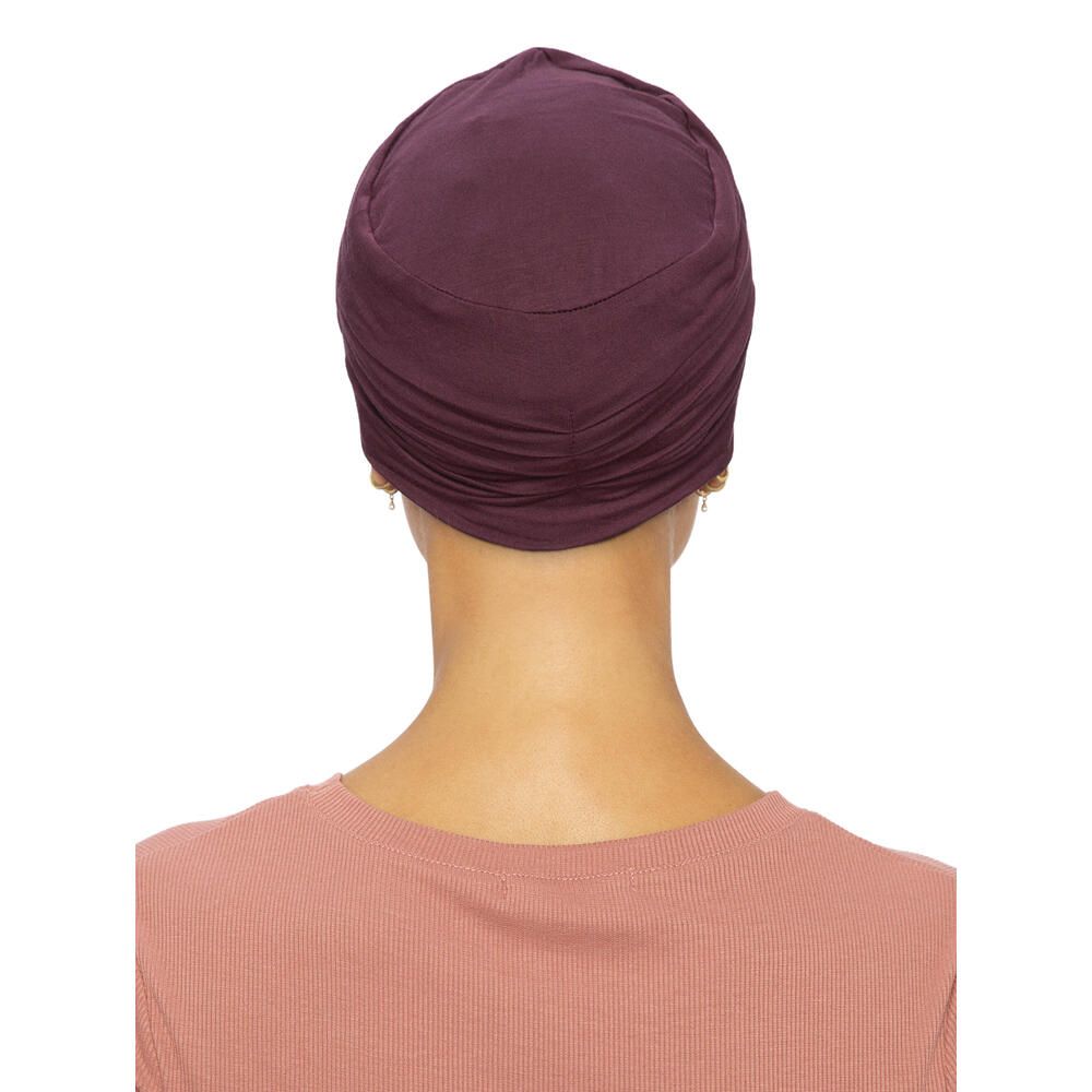 Burgunderfarbener Turban. Rückansicht. Gerüschte Textur. Angenehmes Material. Auf hellem Hintergrund. Einfarbiges Design.