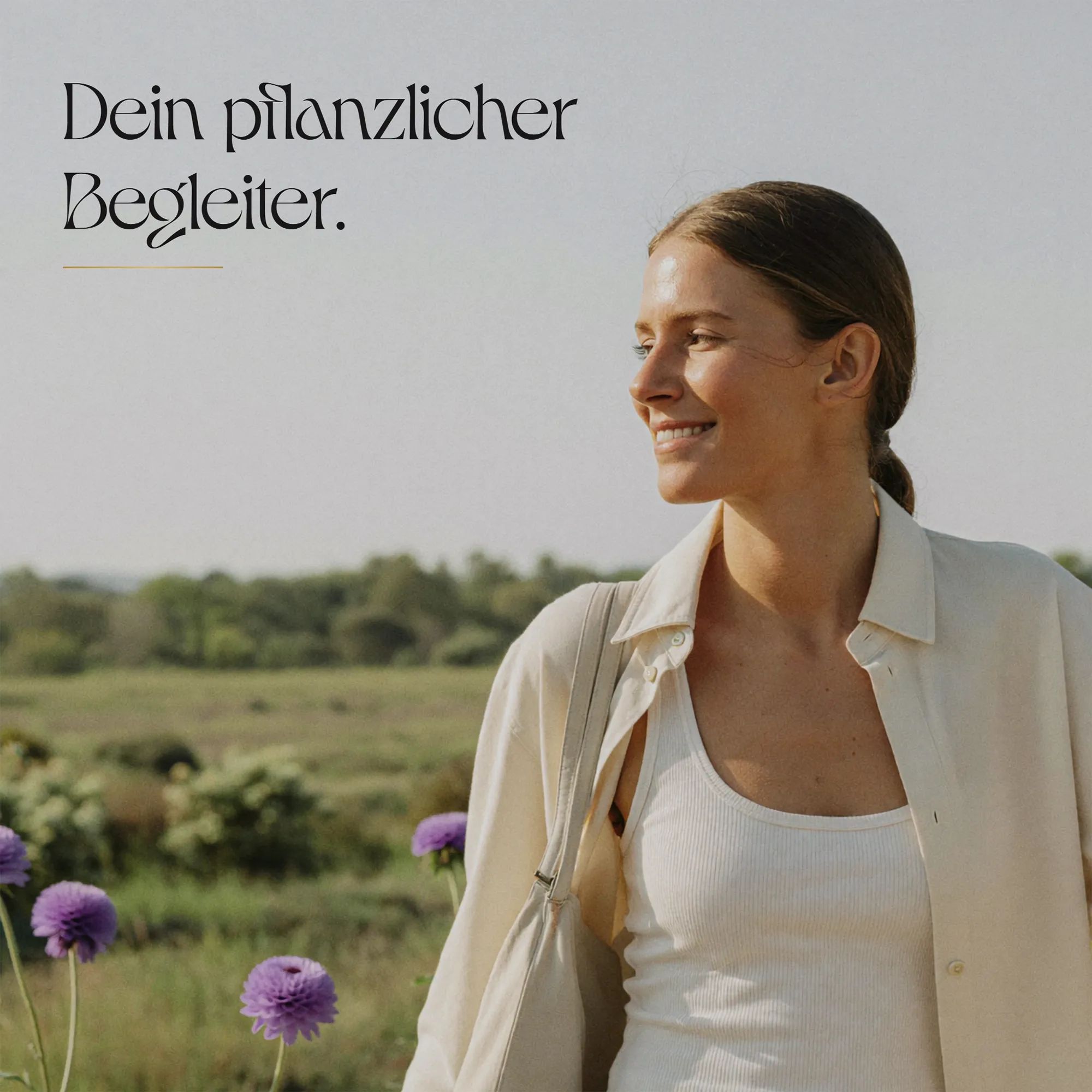 Frau in Natur, lächelnd. Text: Dein pflanzlicher Begleiter.