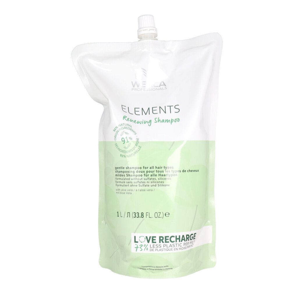 Weißer Nachfüllbeutel mit grünem Etikett. Aufschrift: Wella Elements Renewing Shampoo. Enthält 91% natürliche Inhaltsstoffe. Text: LOVE RECHARGE.