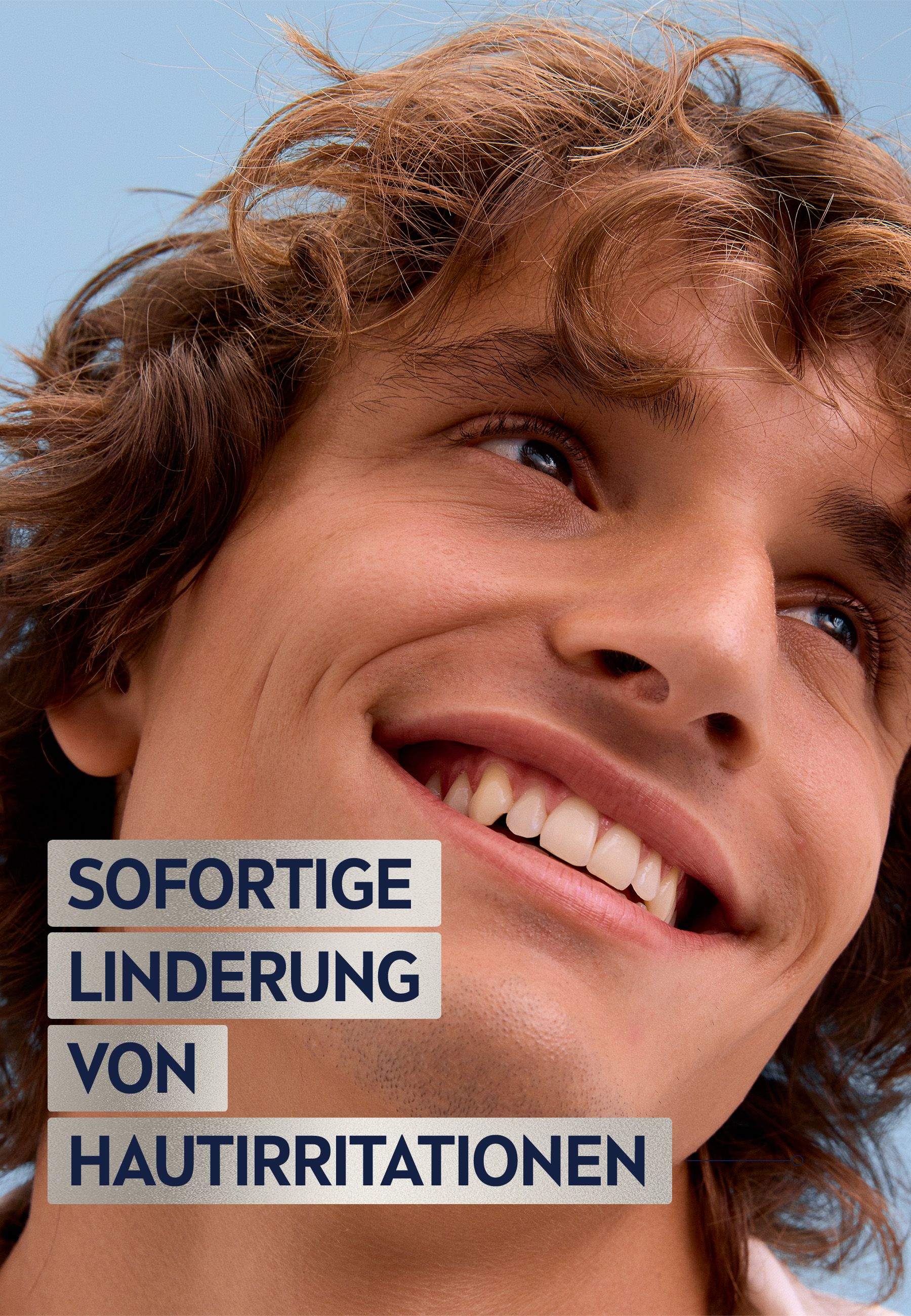 Nahaufnahme eines Mannes, der lächelt. Text: Sofortige Linderung von Hautreizungen.