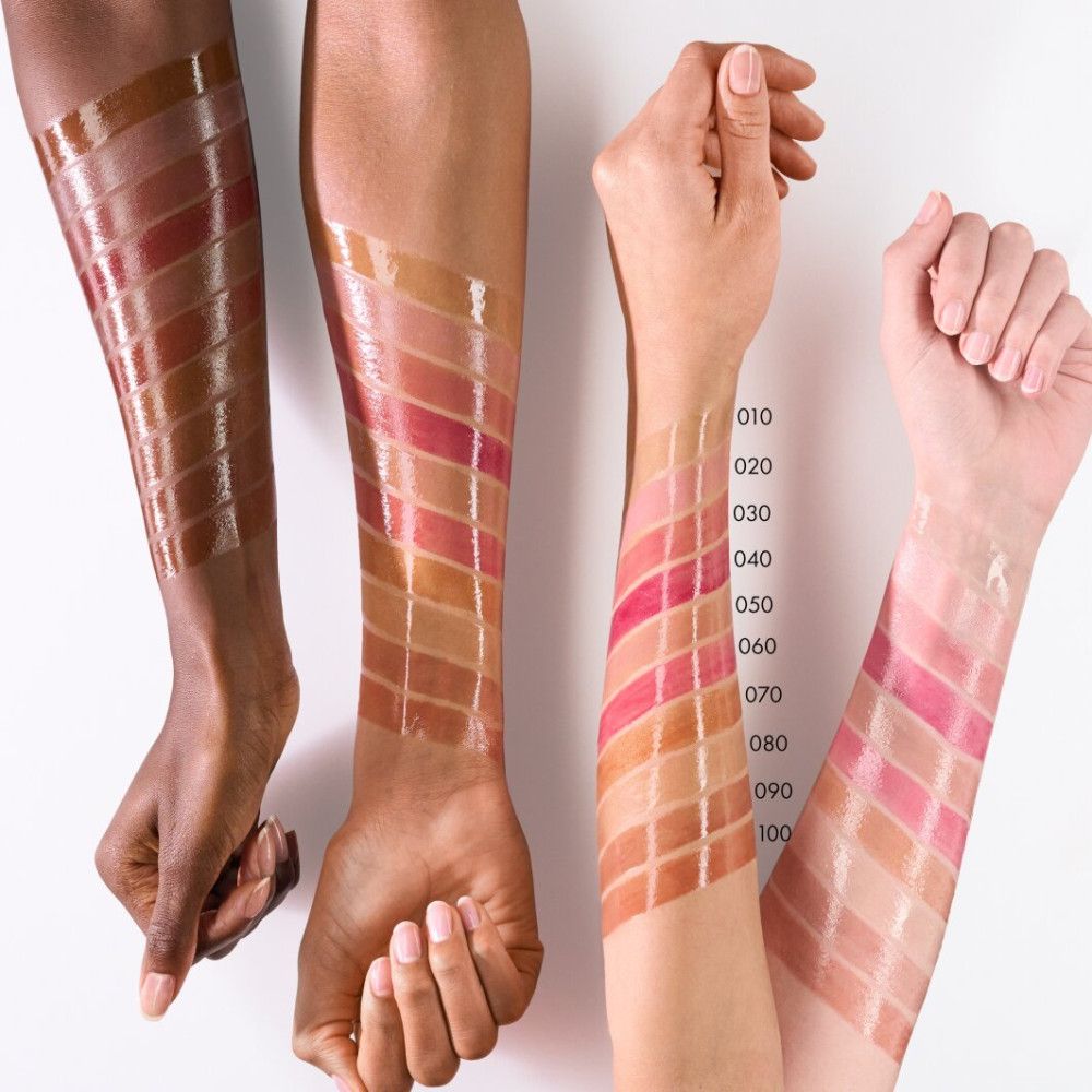 Arme mit Gloss-Swatches in verschiedenen Farbtönen. Farbnummern von 010 bis 100. Gloss-Textur sichtbar.