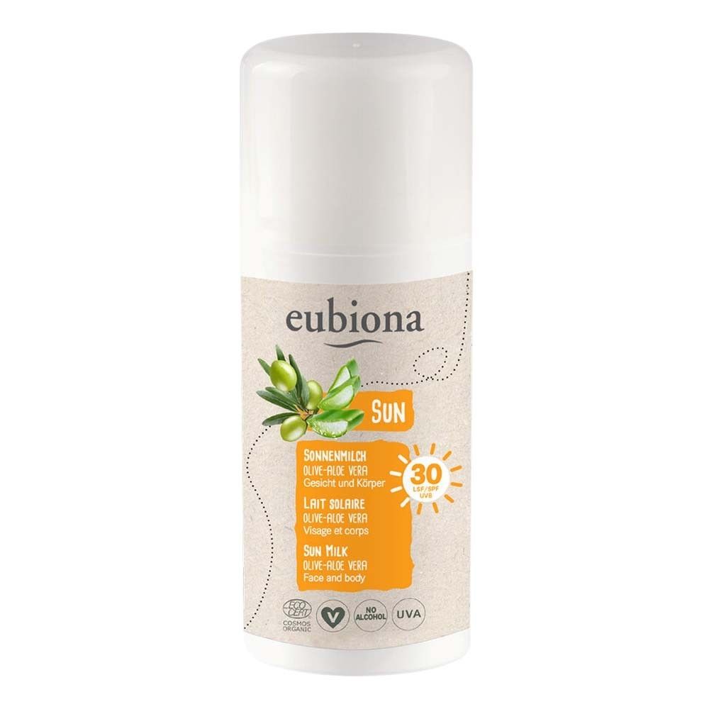 Weiße Flasche mit Sonnenmilch. Aufschrift: Eubiona, Sonnenmilch Olive-Aloe Vera, Lichtschutzfaktor 30. Abbildung von Oliven und Aloe Vera.